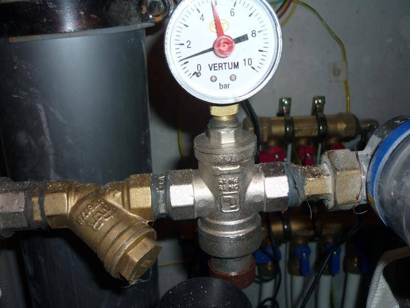 Редуктор или регулятор давления воды в системе водоснабжения для дома и квартиры