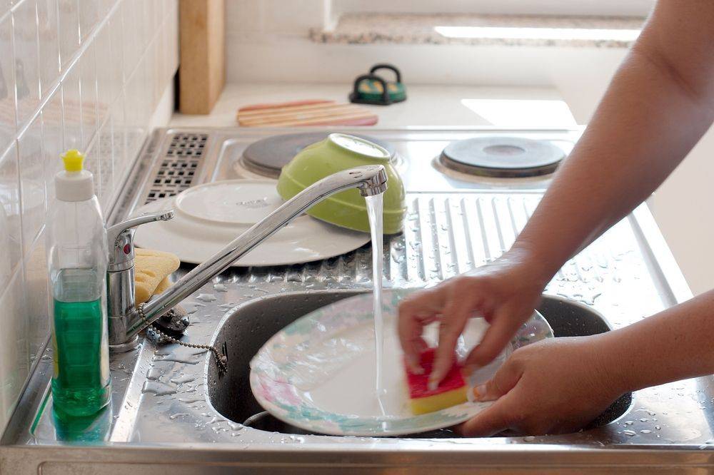 Вот почему категорически нельзя мыть посуду в гостях! — это интересно!