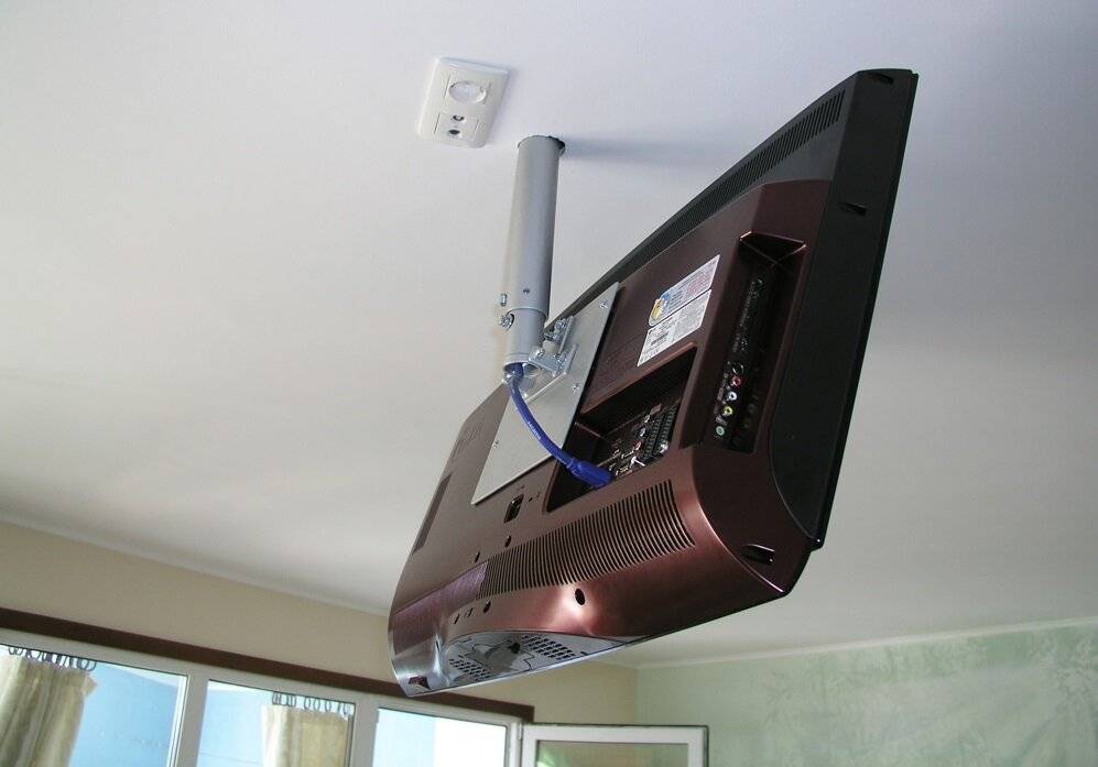 На какой высоте вешать телевизор на стену: правила и рекомендации - строительство и ремонт