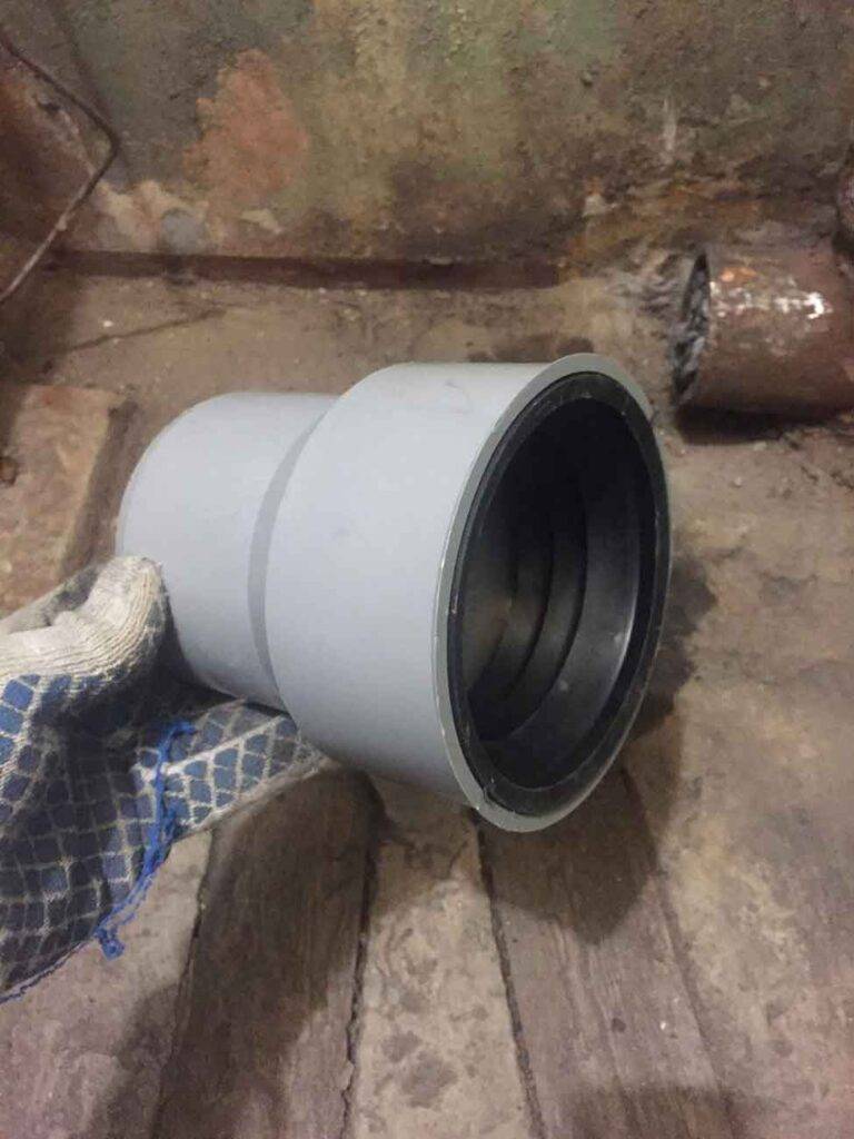 Чем заделать чугунную канализационную трубу чтоб убрать течь по мокрому в домашних условиях в туалете