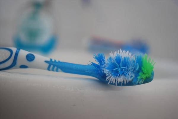 Как чистить зубную щетку между использованиями.