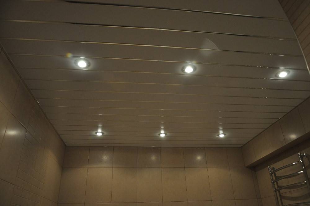 Светильники в ванную комнату на потолок: виды, принципы размещения, нюансы монтажа