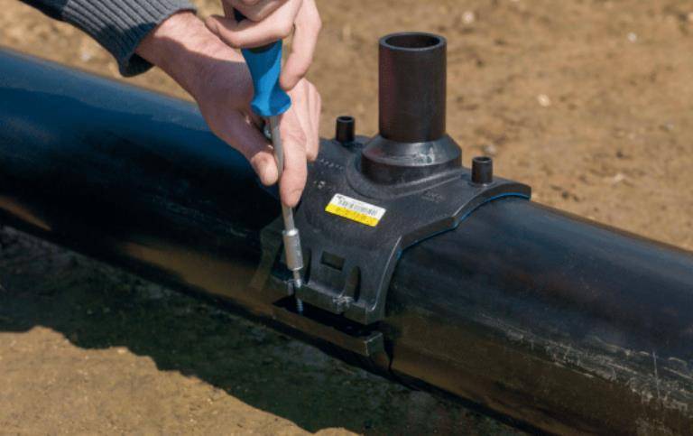 Врезка в пнд трубу: варианты проведения процедуры под давлением и без напора, использование клапана, как работать с водопроводными приспособлениями?