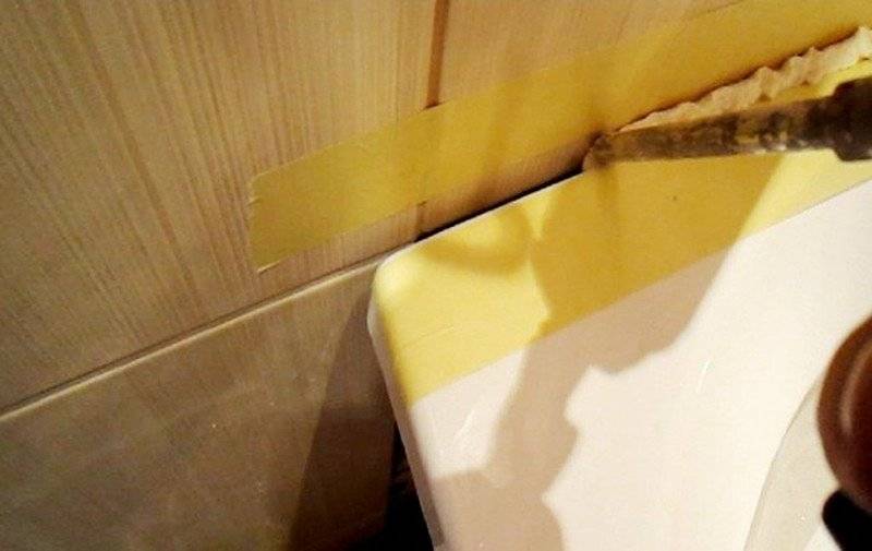 Как заделать стык между ванной и стеной - доступные каждому варианты
