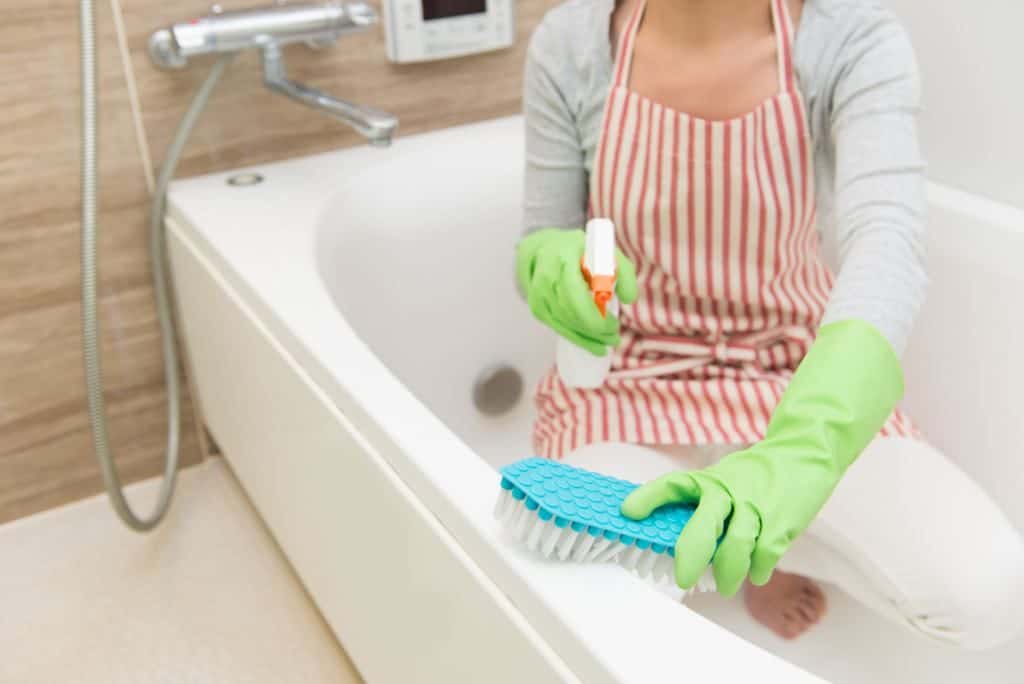 Как самостоятельно почистить слив ванной от волос и скопления мусора? | дизайн интерьера