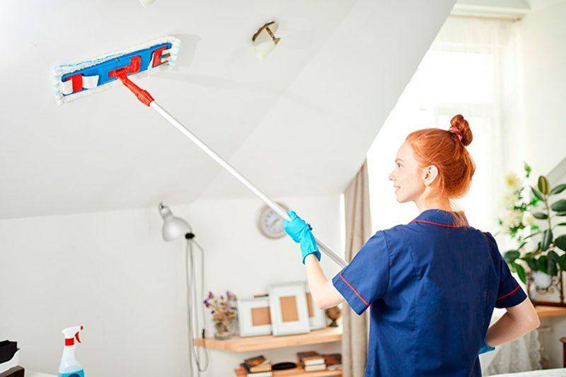 Как помыть натяжной потолок глянцевый без разводов: эффективные способы!