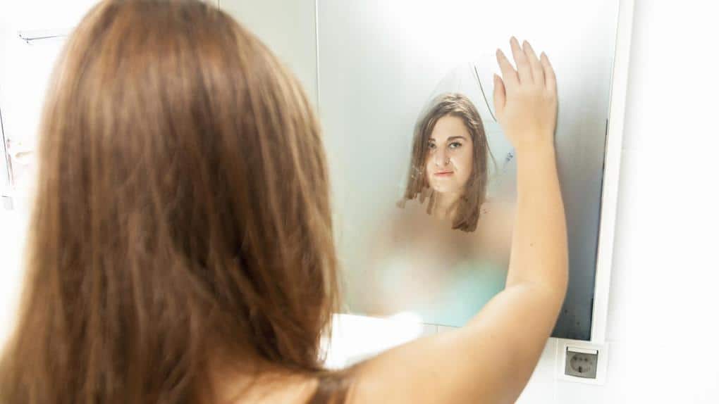 Что сделать, чтобы не запотевало зеркало в ванной?