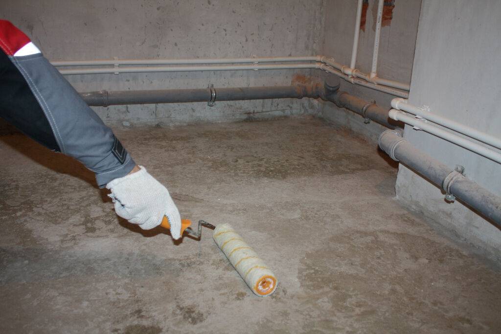 Гидроизоляция до или после стяжки пола, поверх сухой и бетонной стяжки в квартире, нужна ли гидроизоляция черновой стяжки, фото и видео примеры