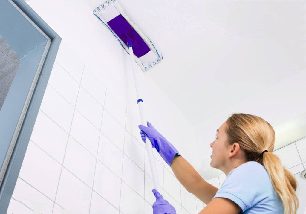 Как помыть натяжной потолок в домашних условиях без разводов / vantazer.ru – информационный портал о ремонте, отделке и обустройстве ванных комнат
