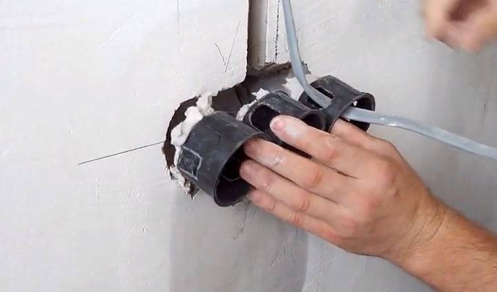 Как закрепить подрозетник в бетонной и кирпичной стене, в гипсокартоне и других материалах