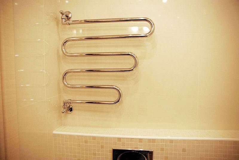 Установка полотенцесушителя в ванной - разбор схем подключения прибора