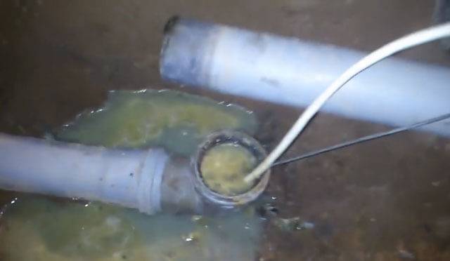 Как разморозить трубу с водой: под землей, в частном доме, на улице