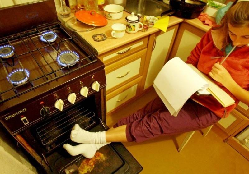 Стоит ли устанавливать натяжные потолки на кухне с газовой плитой