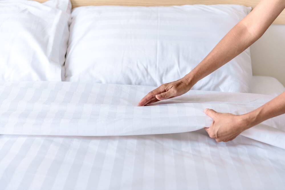 Как правильно стирать постельное белье в стиральной машине и вручную? при какой температуре стирать постельное бельё?