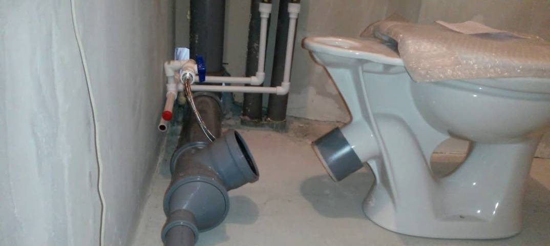Как установить и подключить к канализации унитаз: инструкция и видео