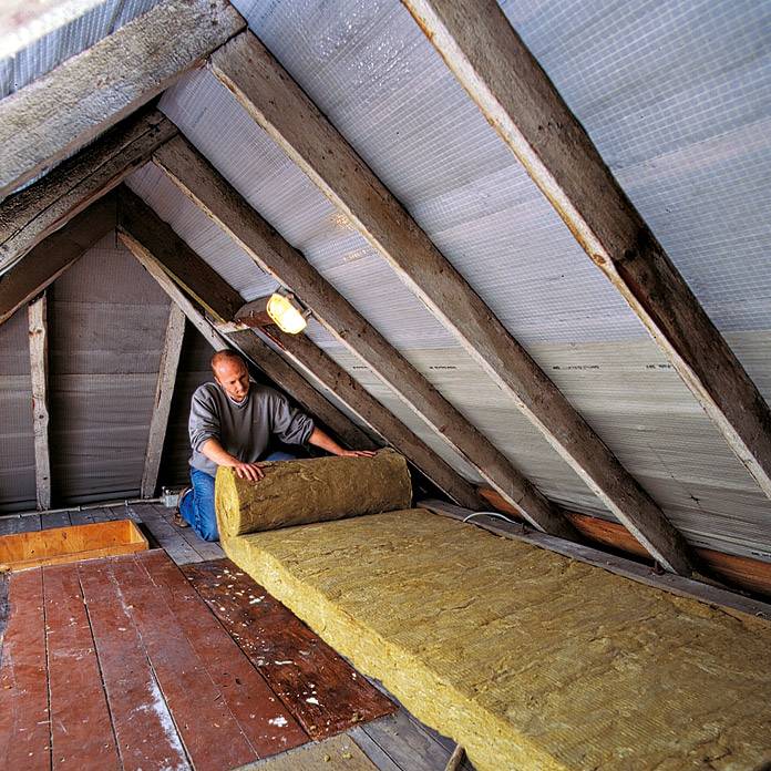 Как правильно утеплить потолок под холодной крышей