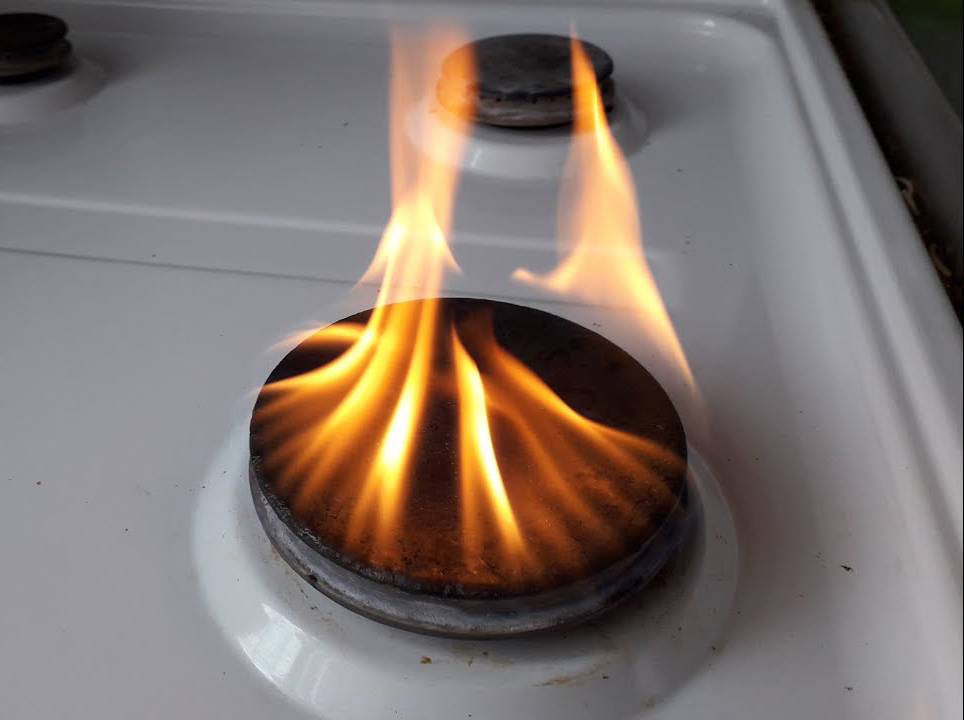 Почему газовая плита не держит пламя, тухнет духовка и гаснет конфорка: обзор причин и советы по ремонту