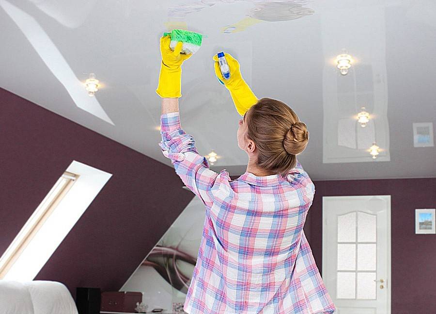 Как мыть натяжной потолок в домашних условиях: без разводов, глянцевый или матовый, лучшие способы очистки
