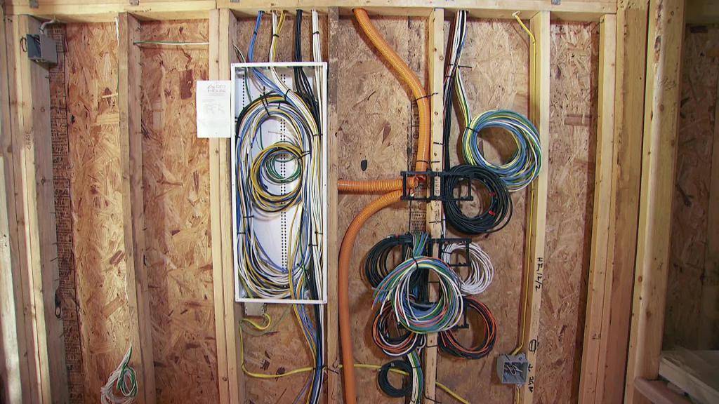 Каким кабелем делать проводку в деревянном доме: виды негорючего кабеля и его безопасная укладка