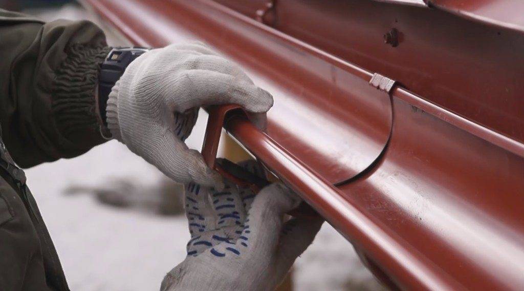 Водостоки для крыши металлические – монтаж своими руками в 6 этапов
