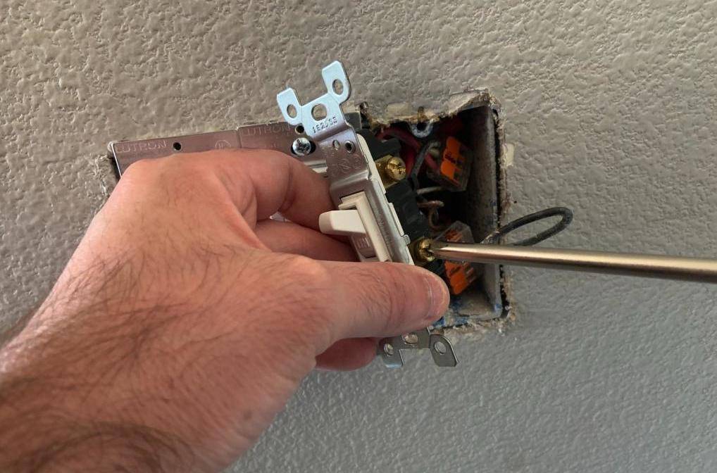 Как разобрать выключатель света для проведения ремонта или замены