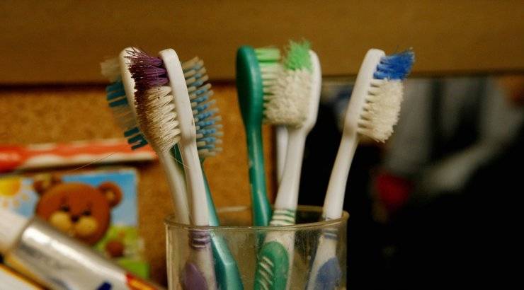 Как ухаживать за зубной щеткой, а также электрическими моделями: правила хранения и дезинфекции