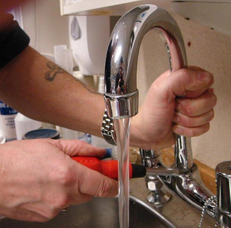 Как поменять смеситель на кухне своими руками: правила установки