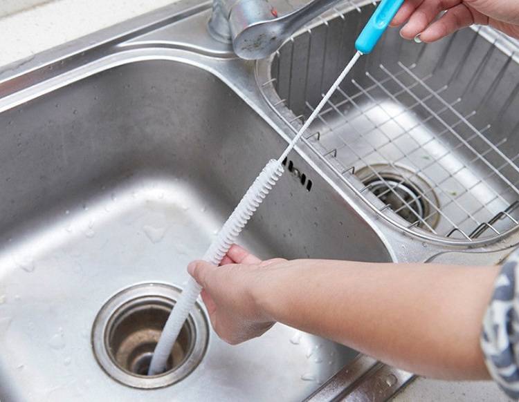 Как устранить засор в раковине на кухне в домашних условиях подручными средствами и бытовой химией