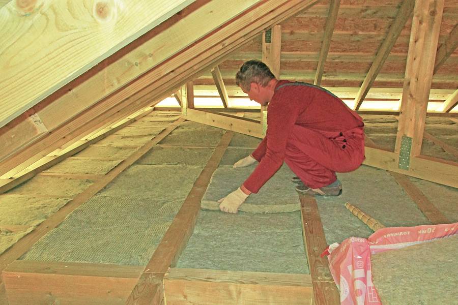 Почему утеплить потолок в частном доме лучше снаружи чем изнутри