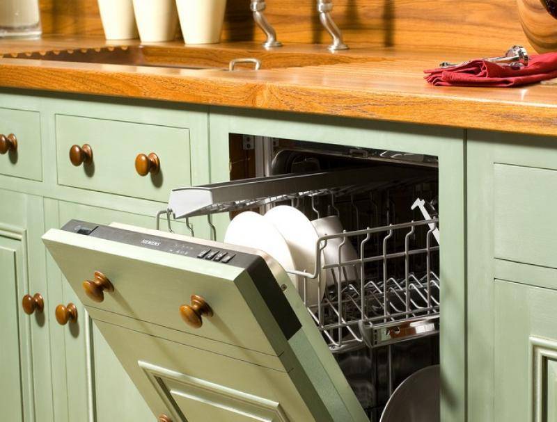 Как встроить посудомоечную машину в готовую. Посудомоечная машина встроенная в кухню. Посудомоечная машина встроенная в кухонный шкаф. Кухонный шкаф для посудомоечной машины. Встроенная посудомойка на кухне.