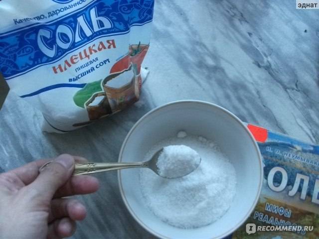 9 способов использовать обычную соль во время уборки вместо дорогой бытовой химии