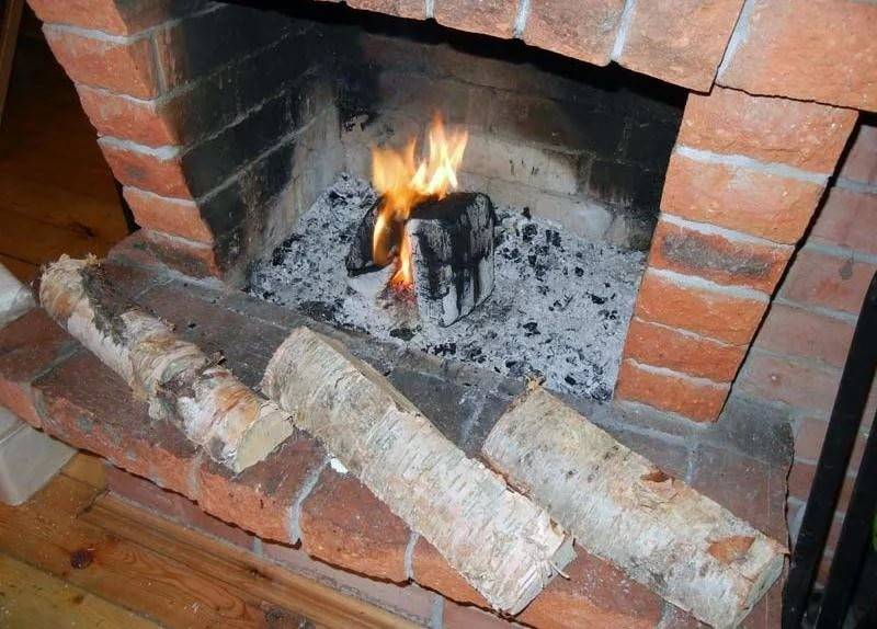 Чем лучше топить печь: дровами, брикетами или углем?