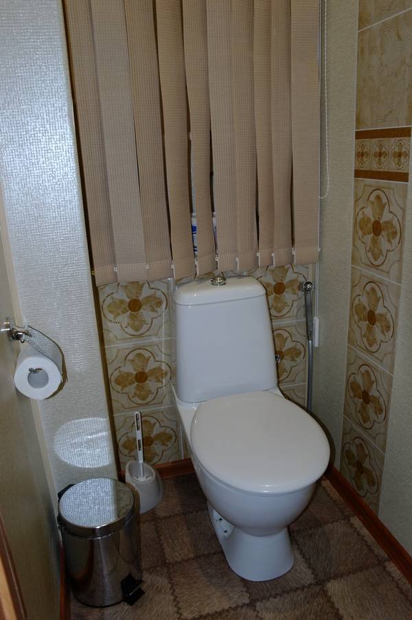 Как закрыть трубы в туалете: обзор вариантов и пошаговая инструкция