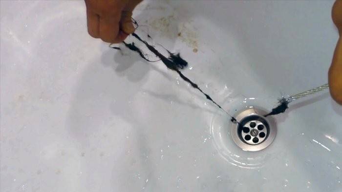 Как устранить засор в ванной: народные и химические средства