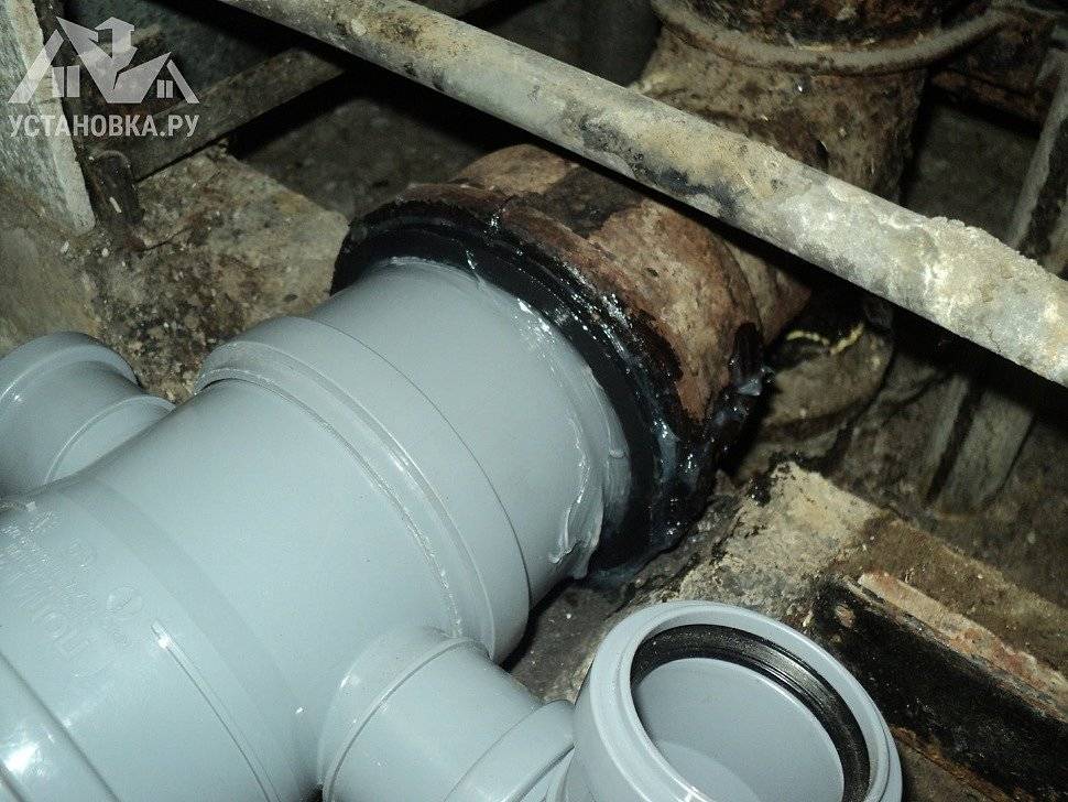 Переход с чугуна на пластик при монтаже канализационных трубопроводов