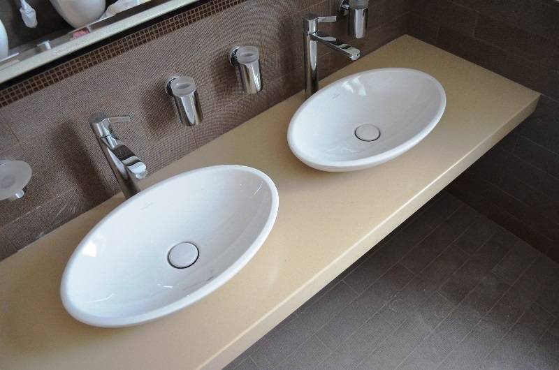 Накладная раковина в ванной: формы, материалы изготовления, критерии выбора и особенности установки накладной раковины на столешницу в ванной