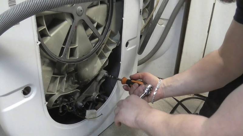 Почему стиральная машина аристон не крутит барабан: 8 вероятных причин