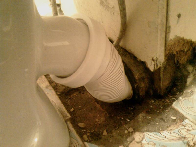 Запах канализации в туалете: причины и способы устранения