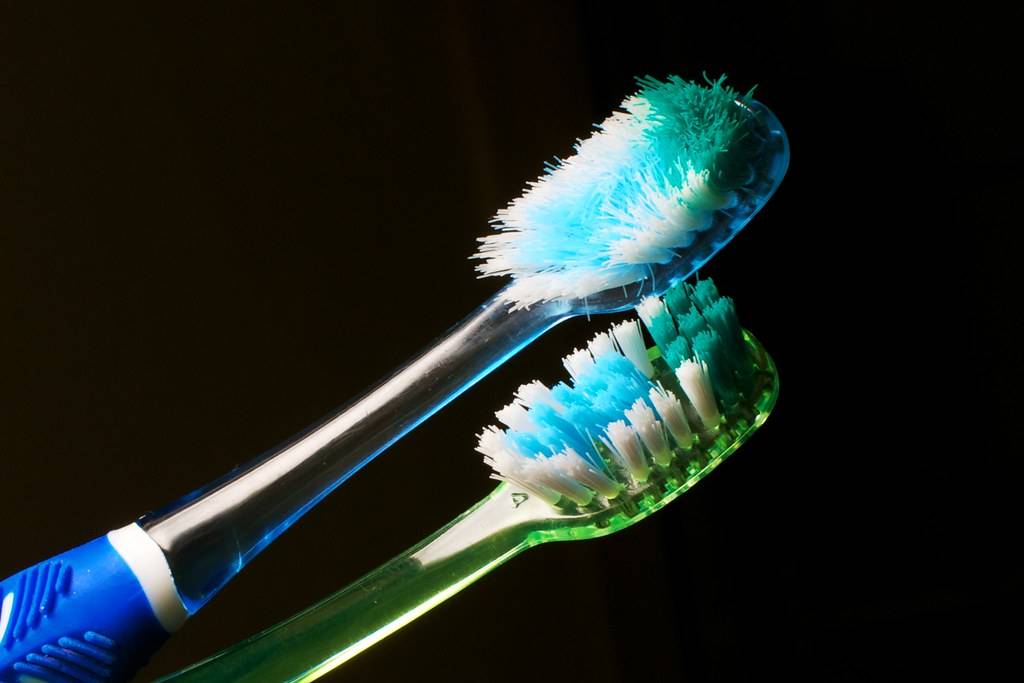 Почему нельзя чистить зубы чужой щеткой?