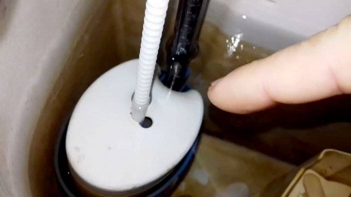 Почему сливной бачок не держит воду и как исправить проблему своими руками: разбираем частые поломки