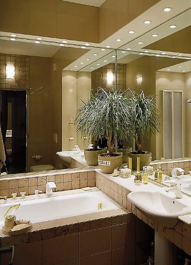 Светильники для ванной комнаты влагозащищенные: варианты расположения точечных на натяжном потолке, схемы крепления и способы самостоятельного монтажа спотов, люстр