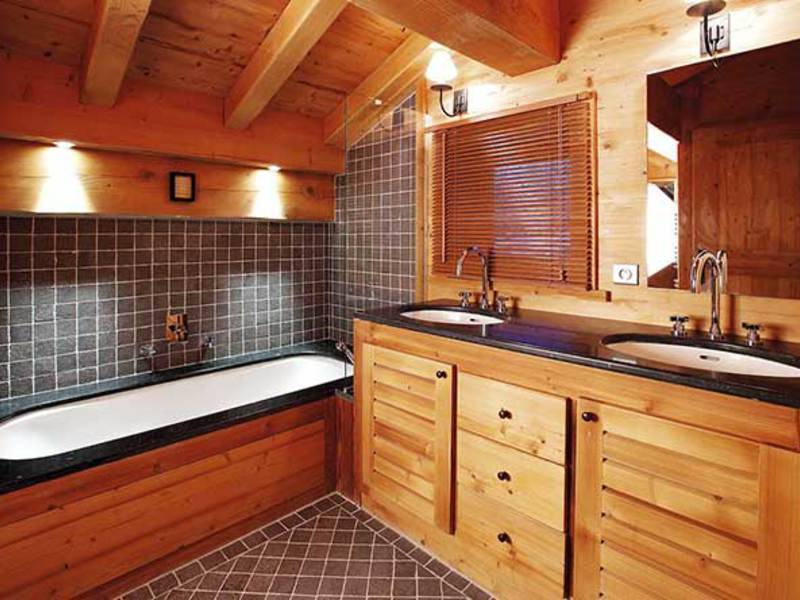 Ванная комната в деревянном доме (42 фото): как сделать ремонт, правильное устройство и обустройство