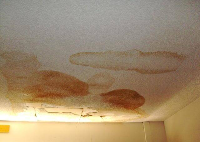Как убрать пятна на потолке: способы и доступные средства