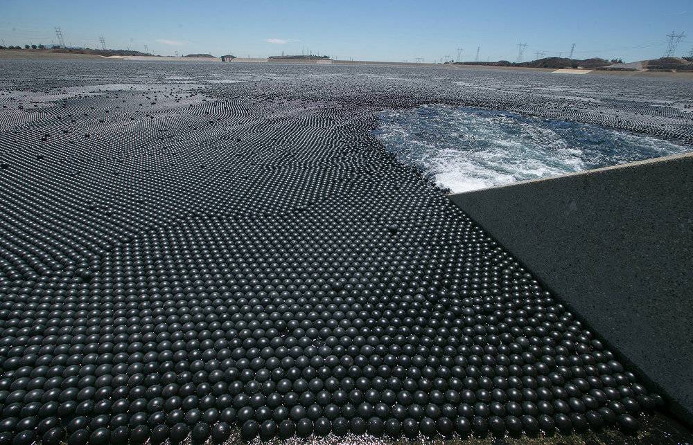 Зачем в водохранилище лос-анджелеса сбросили миллионы черных шаров | fresher - лучшее из рунета за день