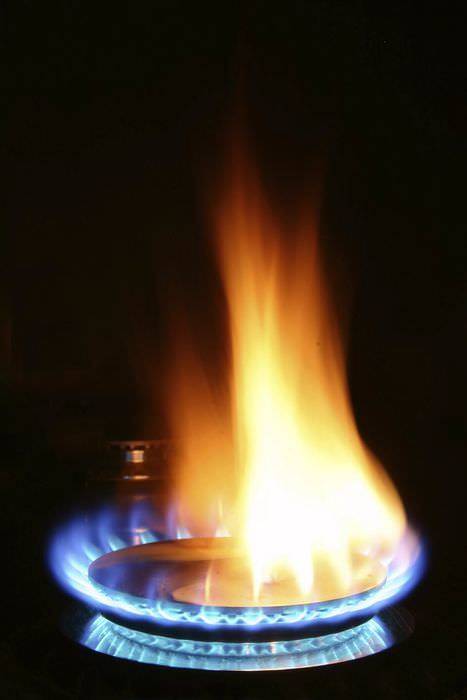 Почему газ горит красным пламенем? почему газ в колонке горит оранжевым пламенем.