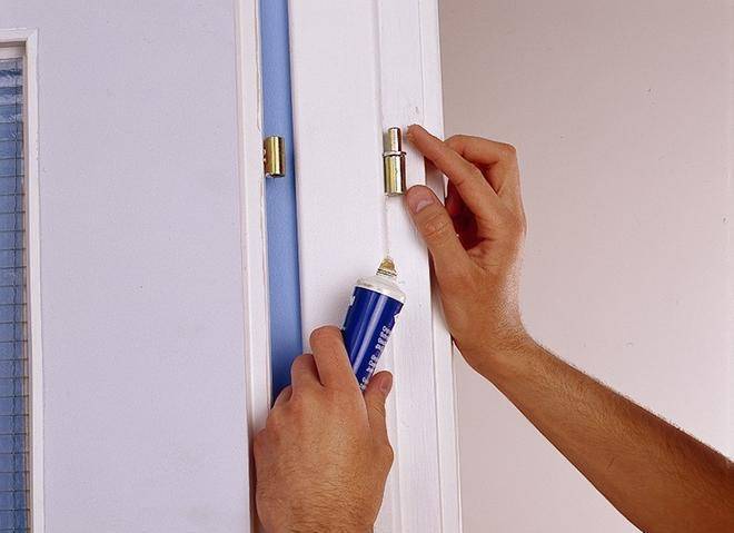 Как устранить скрип двери своими руками в домашних условиях