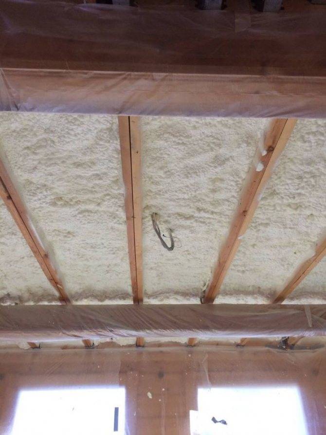 Как правильно утеплить потолок в деревянном доме своими руками?