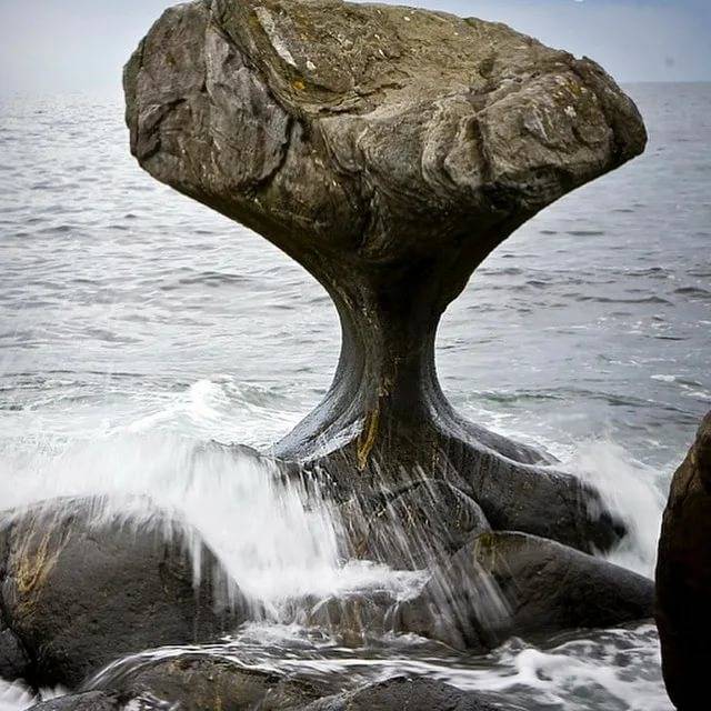 Пляж камней на острове русский
