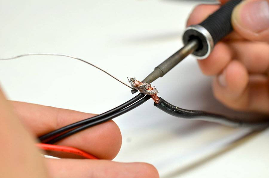 Как надежно соединить провода без пайки: простая пошаговая инструкция