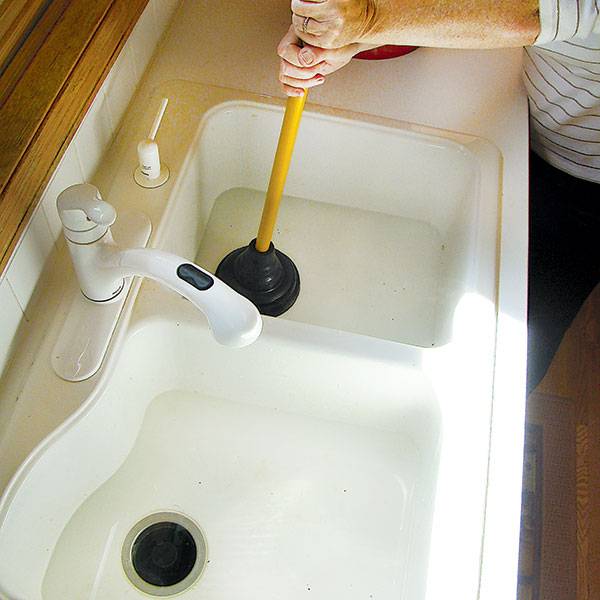 15 способов, как быстро прочистить и пробить засор в раковине